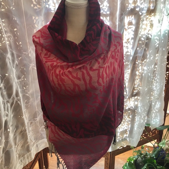 Women’s Shawl - Picture 3 of 3